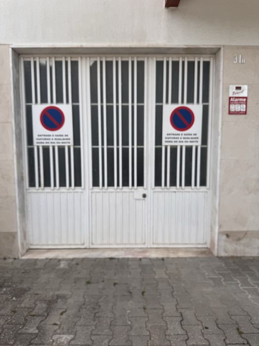 Espaço em garagem para moto ou arrumação
