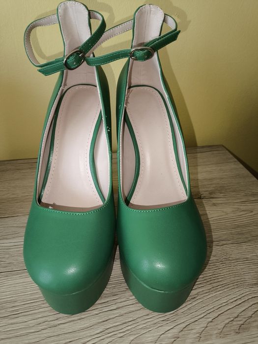 Buty czółenka na platformie słupku