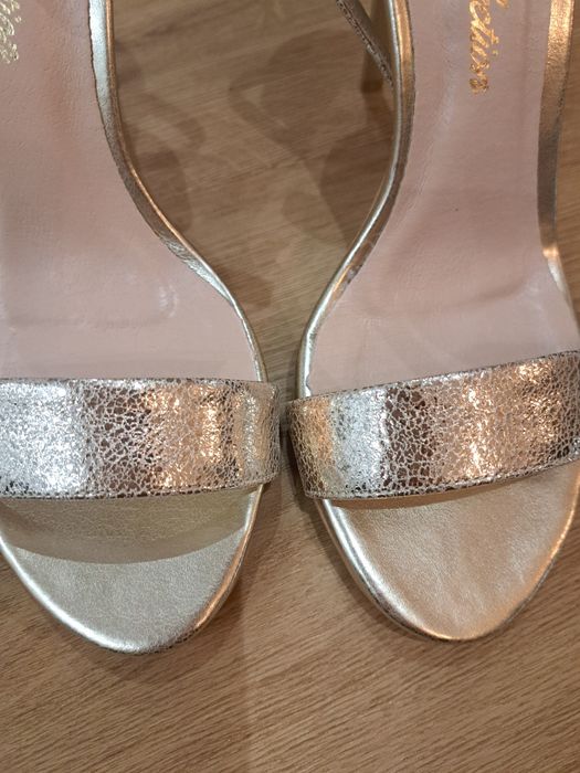 Złote buty szpilki