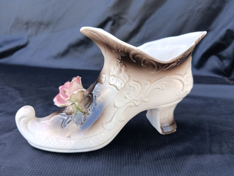 Ceramiczny wazon w kształcie bucika