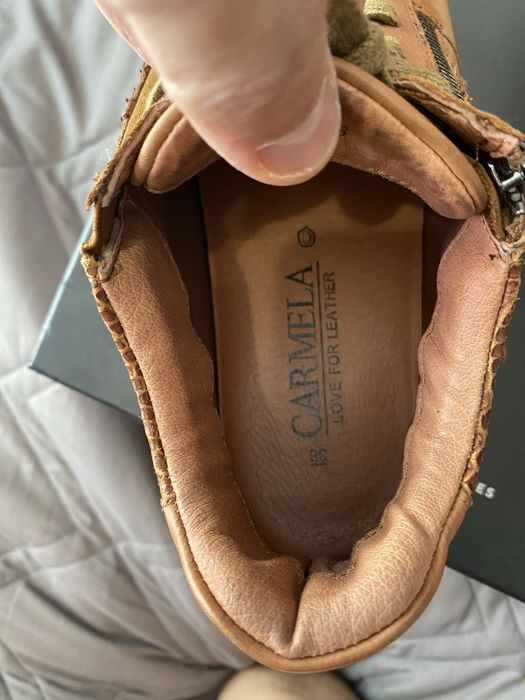 Жіночі шкіряні кросівки Carmela 38 розмір