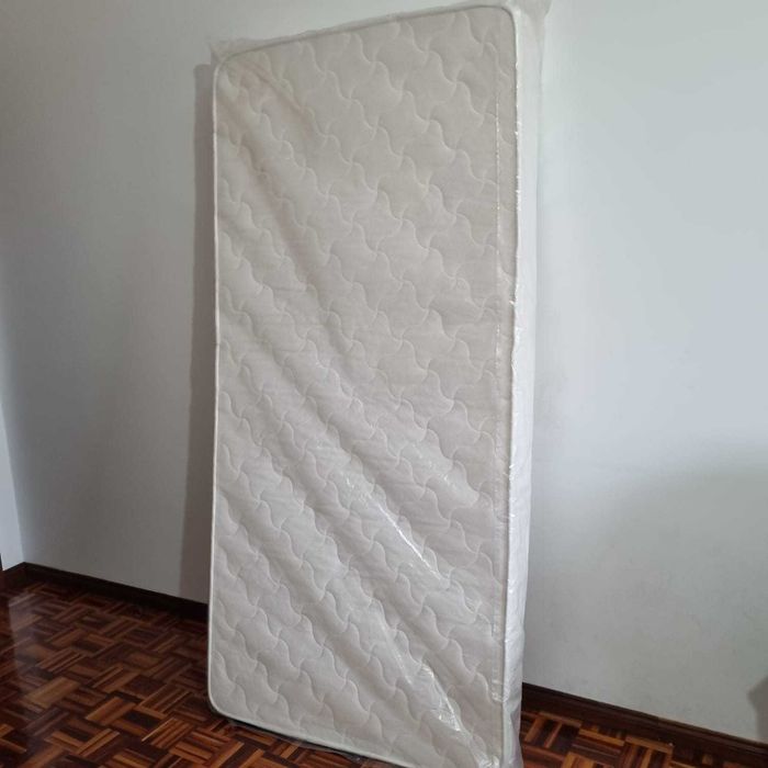 Colchão de solteiro (88x188x14cm) confortável, em bom estado e higienizado.