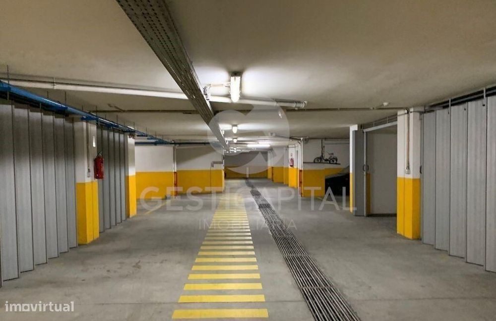 Apartamento T3 com Suite, 2 Varandas e Garagem para 2 Carros  em linha