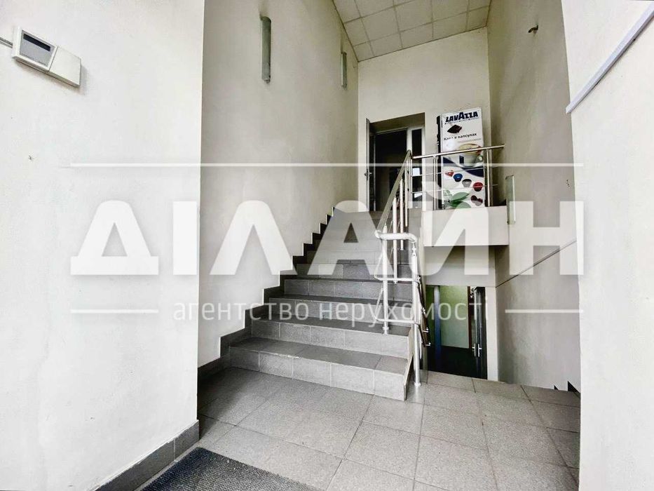 Будівля в центрі міста, біля пр. Соборний.