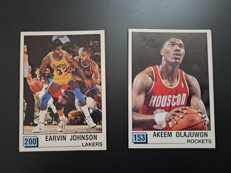 Cromos NBA (Magic Johnson e Hakeem Olajuwon).