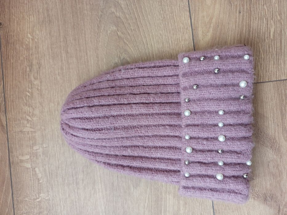 Fioletowa czapka z perłami