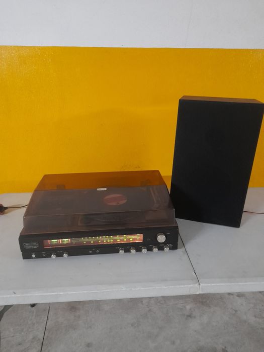 Gira discos, rádio e cassetes com uma coluna