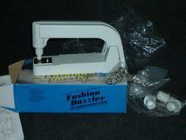 Maquina de cravar pins em tecido ou couro