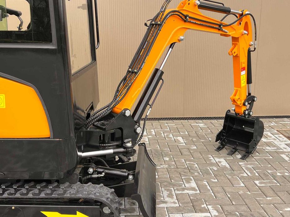 MINI GIRATORIA 1500 KG CABINADA MOTOR KUBOTA HT153KCB