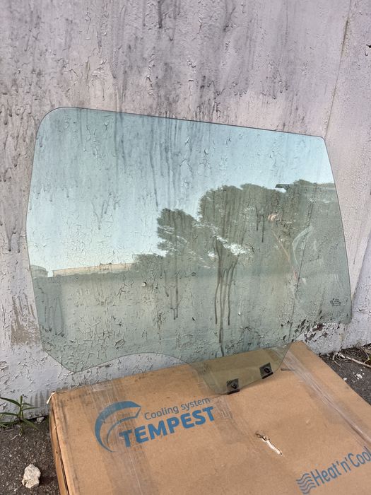 Продам стекло в боковую (пассажирскую) дверь Renault Logan MCV.