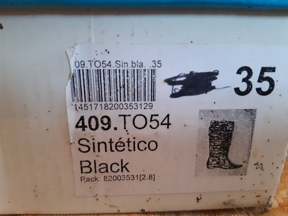 Bota tamanho 35.