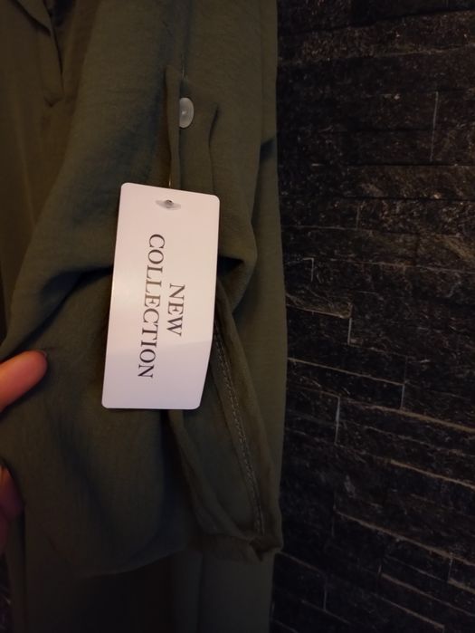 Sukienka w kolorze  khaki.