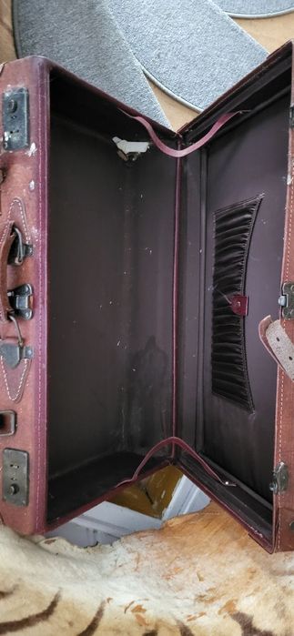 Mala de viagem antiga em cabedal