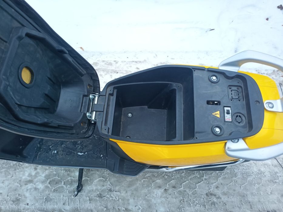 Оренда електроскутера(Вільний) (мопеда)  Glovo