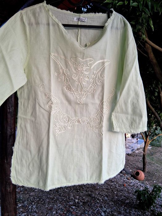 Calças largas e blusa