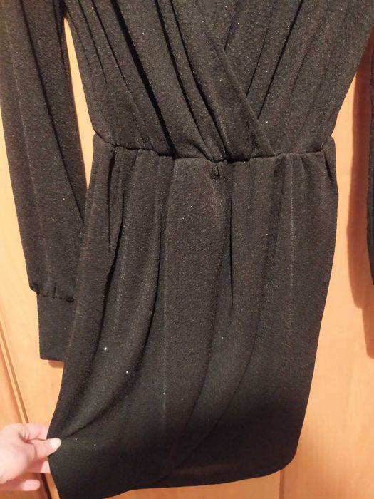 Czarna elegancka połyskująca w świetle sukienka Mohito XS