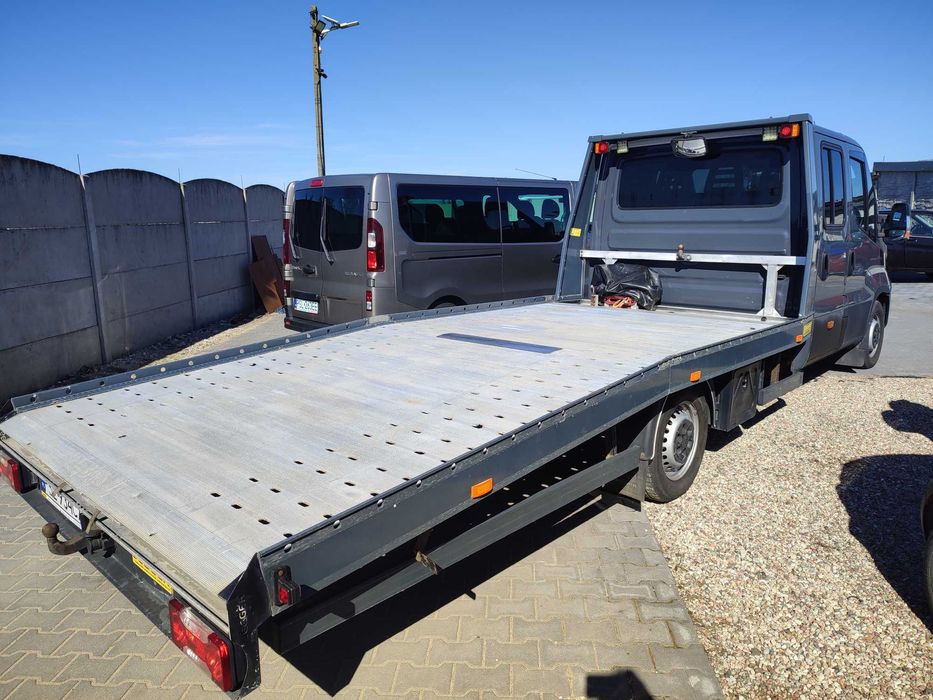 Wynajem wypożyczalnia bus 9 osobowy Renault Tafic autolaweta IVECO