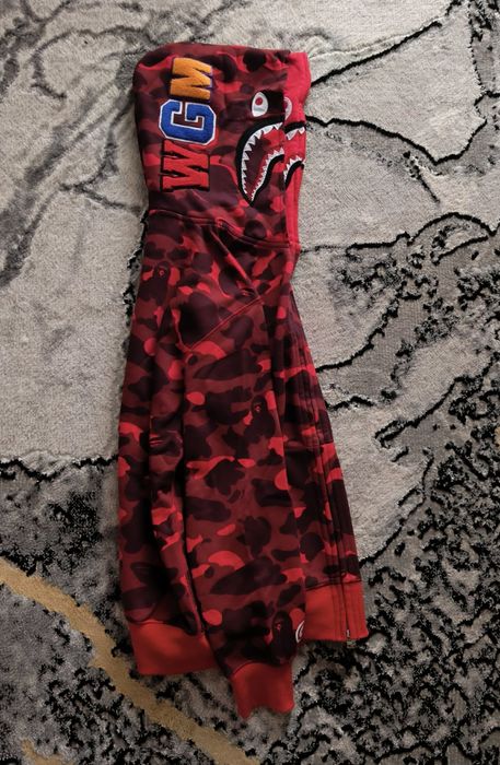 Czerwona bluza bape