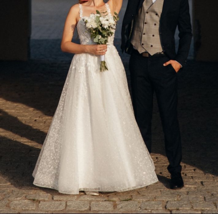 Suknia ślubna błyszcząca brokatowa z trenem