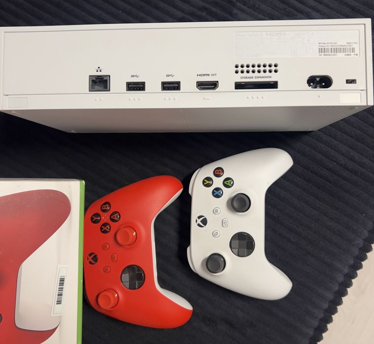Xbox  Series  S , dwa pady ,konsola