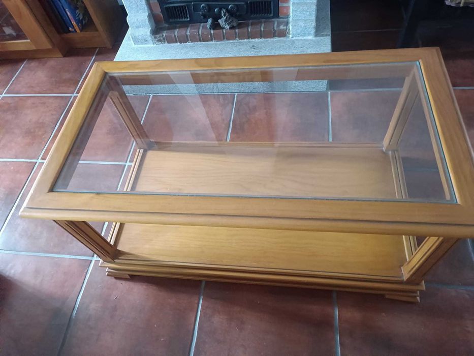 Móvel de sala com mesa de centro