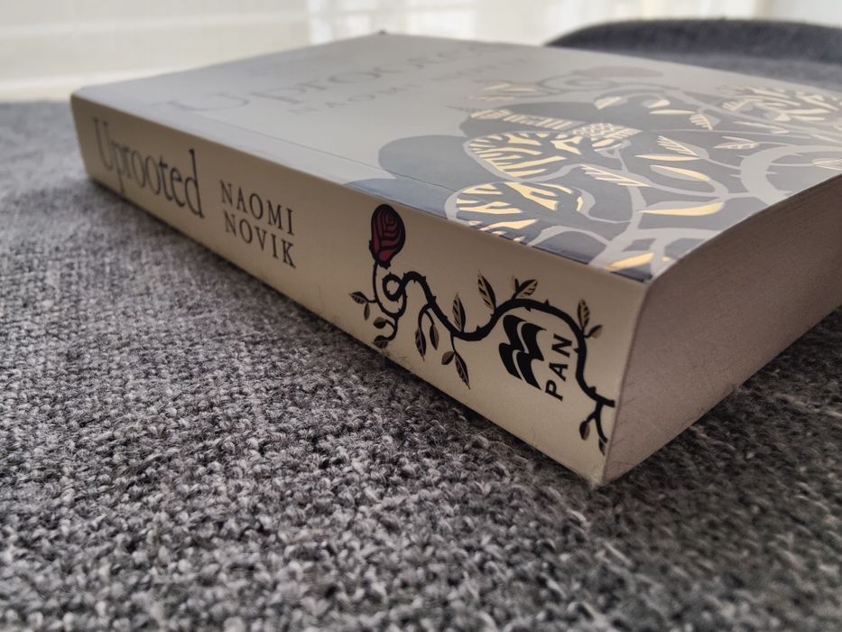 Livro fantasia Uprooted de Naomi Novik