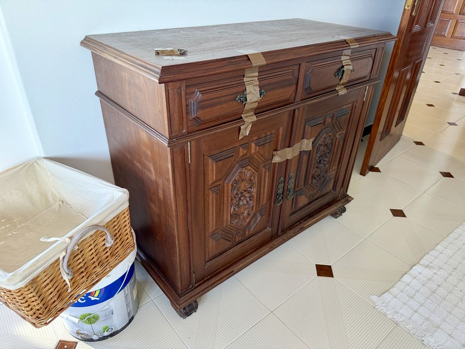 Moveis em mogno, cama de casal.