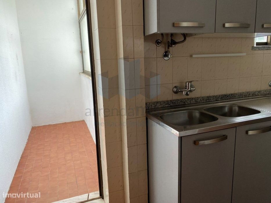 Arrenda-se Apartamento T3 + garagem fechada em Coimbra