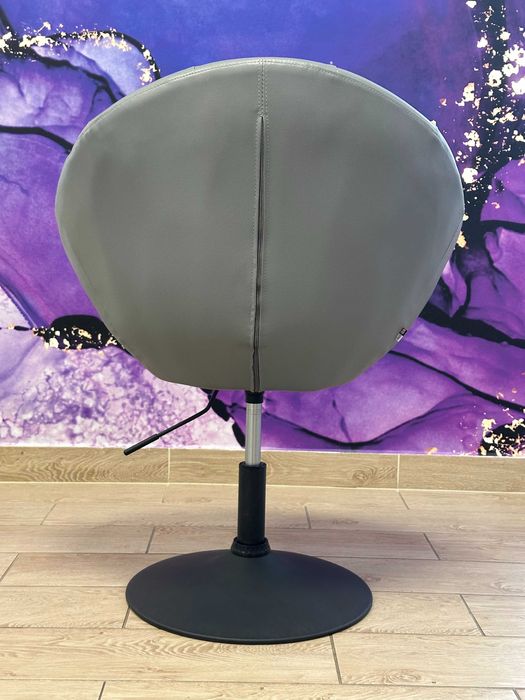 Szary, pikowany fotel obrotowy z ekoskóry