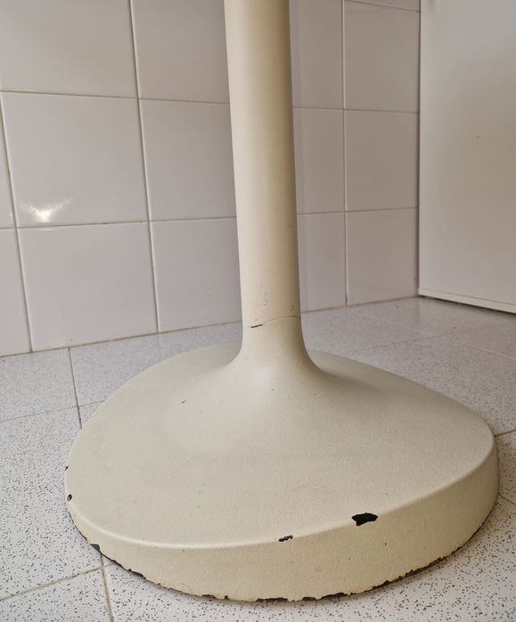 Mesa quadrada com pé de ferro