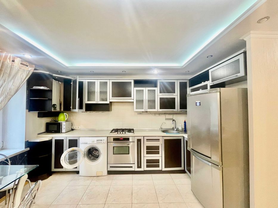 Центр міста! Сучасна 3-х кімн.-студіо. Автономне опалення!