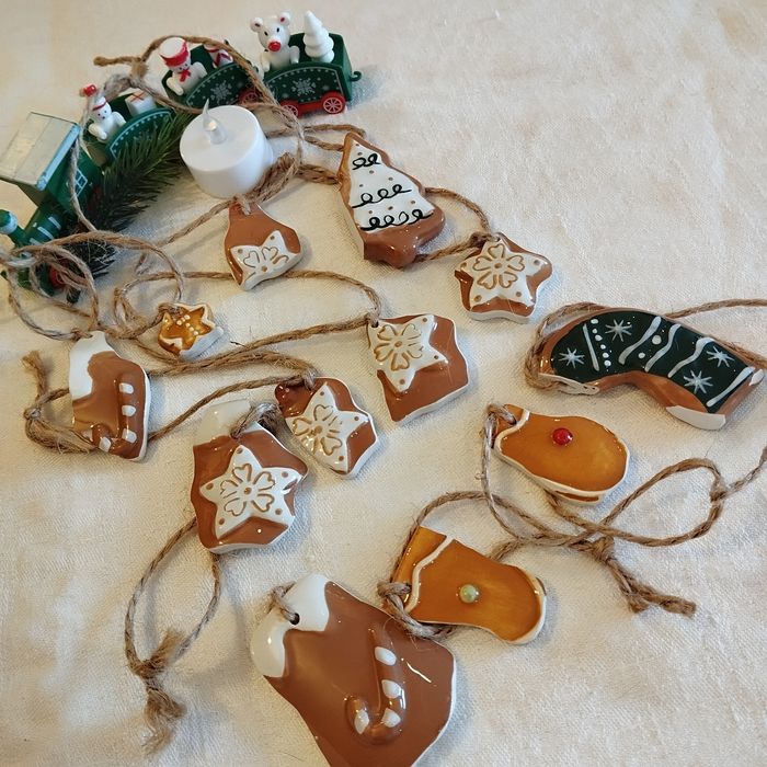 Komplet unikalnych ceramicznych zawieszek świątecznych