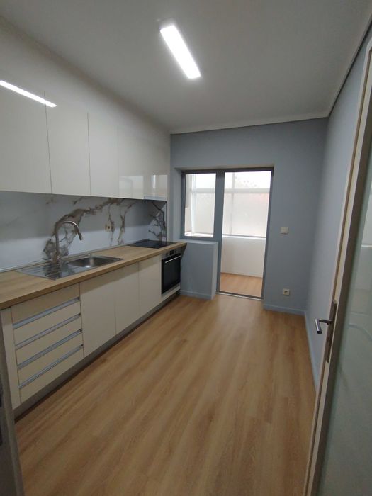 Excelente T2 em Fernão de Magalhães, com muito espaço e luz natural