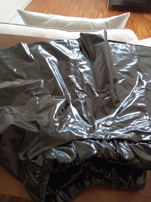 Saia de couro pelo joelho