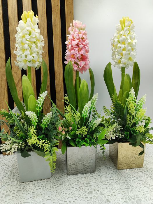 Hiacynt w złotej strebrnej białej osłonce kompozycja wiosenna