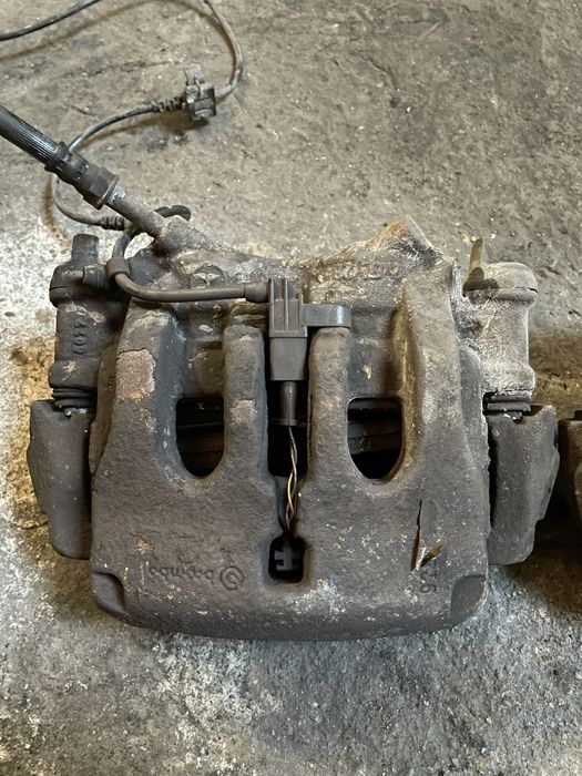 Суппорт передній двокатковий спарка лівий правий Sprinter W906  516