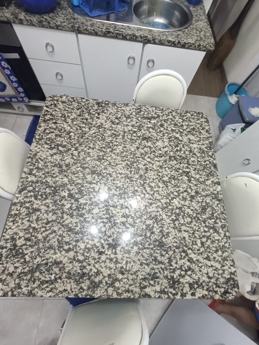 Mesa de mármore quadrada