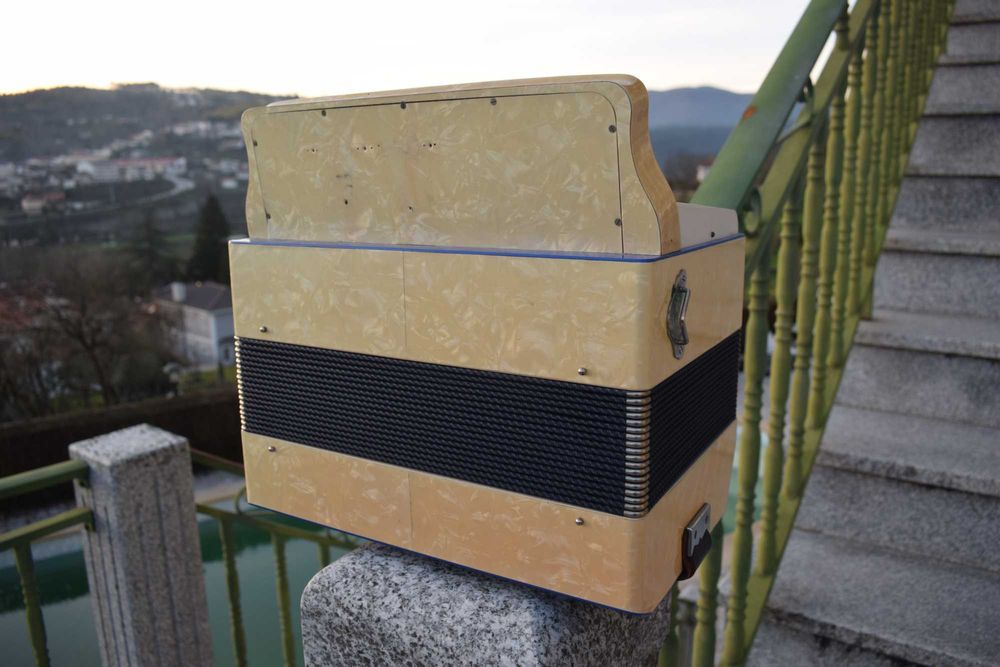 Concertina Nusbaummer 4 voz. Fa La Re