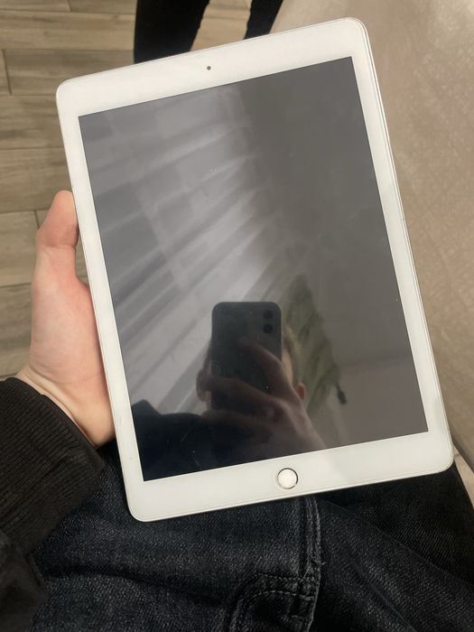 Apple iPad 5 (2017) 9.7” — на запчастини