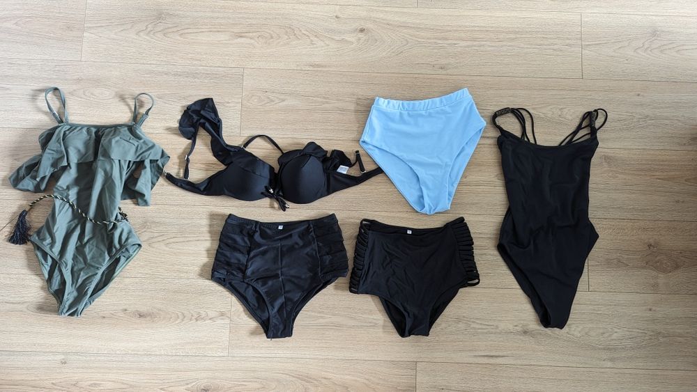 Купальники чорнийі суцільний