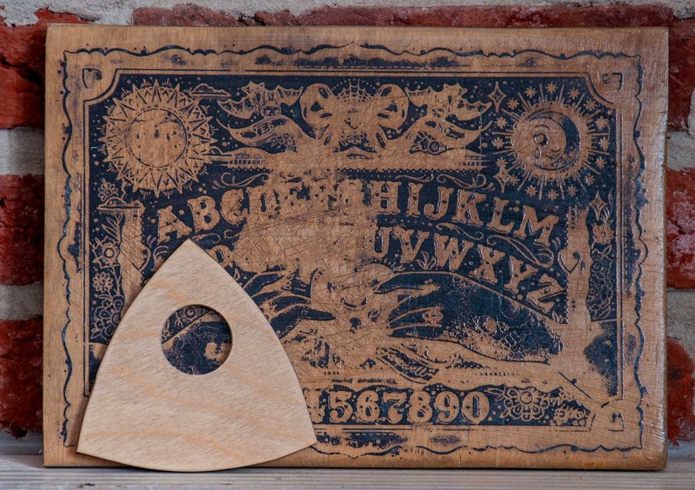 Ouija prezent spirytyzm wywoływanie duchów halloween gra planszowa