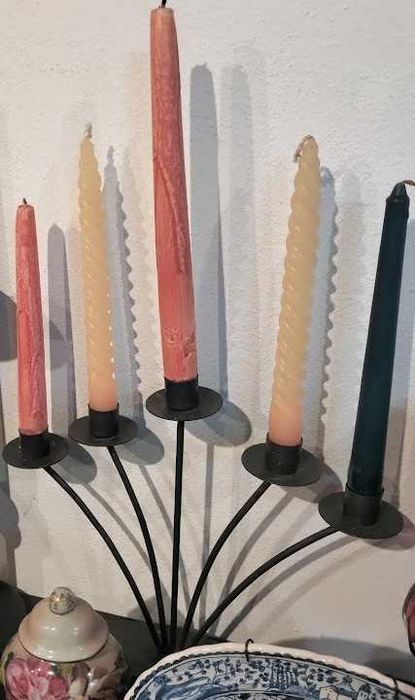 Candelabro e castiçal em metal