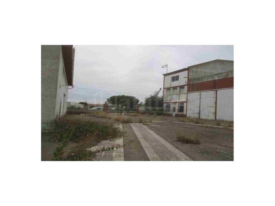 Armazém com Terreno Urbano