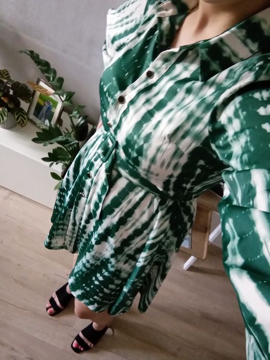 Elegancka sukienka z paskiem