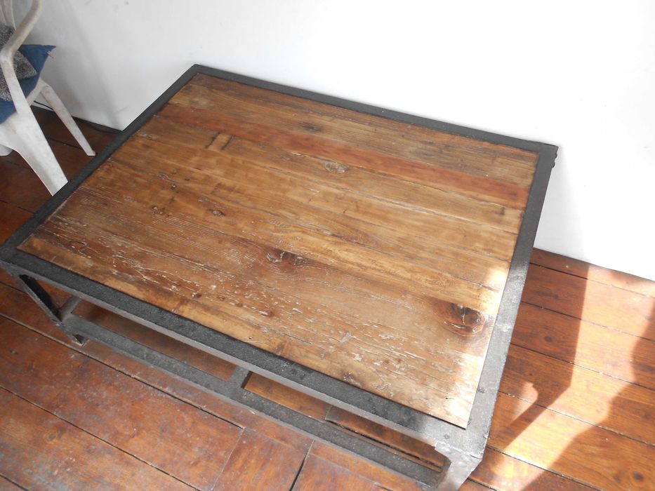 Mesa rustica de ferro e madeira