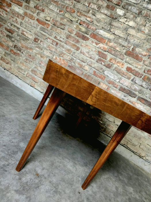 Stół Jitona po renowacji RARYTAS