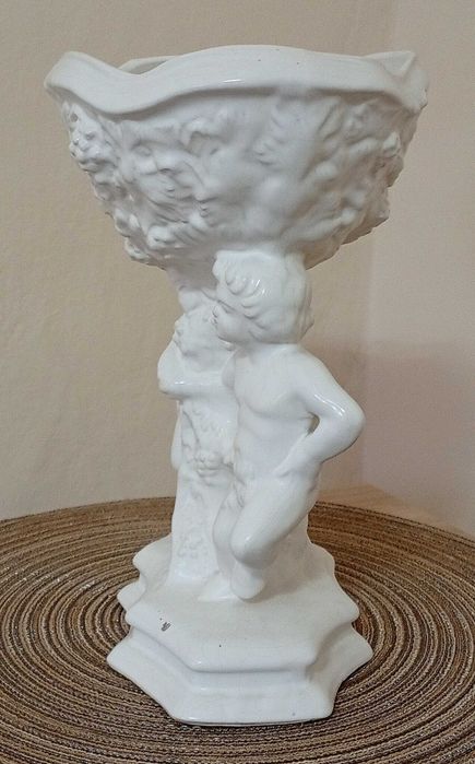 Zabytkowa doniczka w stylu barokowym