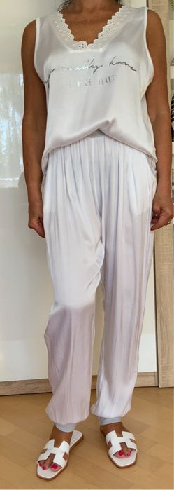 Kostium biały dwuczęściowy.