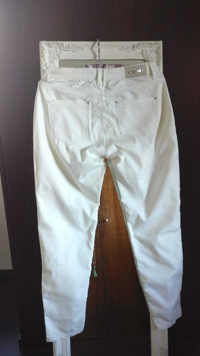 Calças brancas cropped Stradivarius