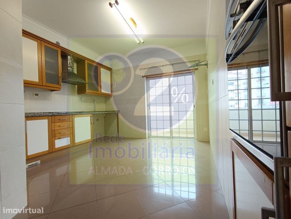 T2, arrecadação e parqueamento — Amora, Setúbal